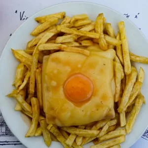 Francesinha – Herzhaftes Sandwich aus Porto